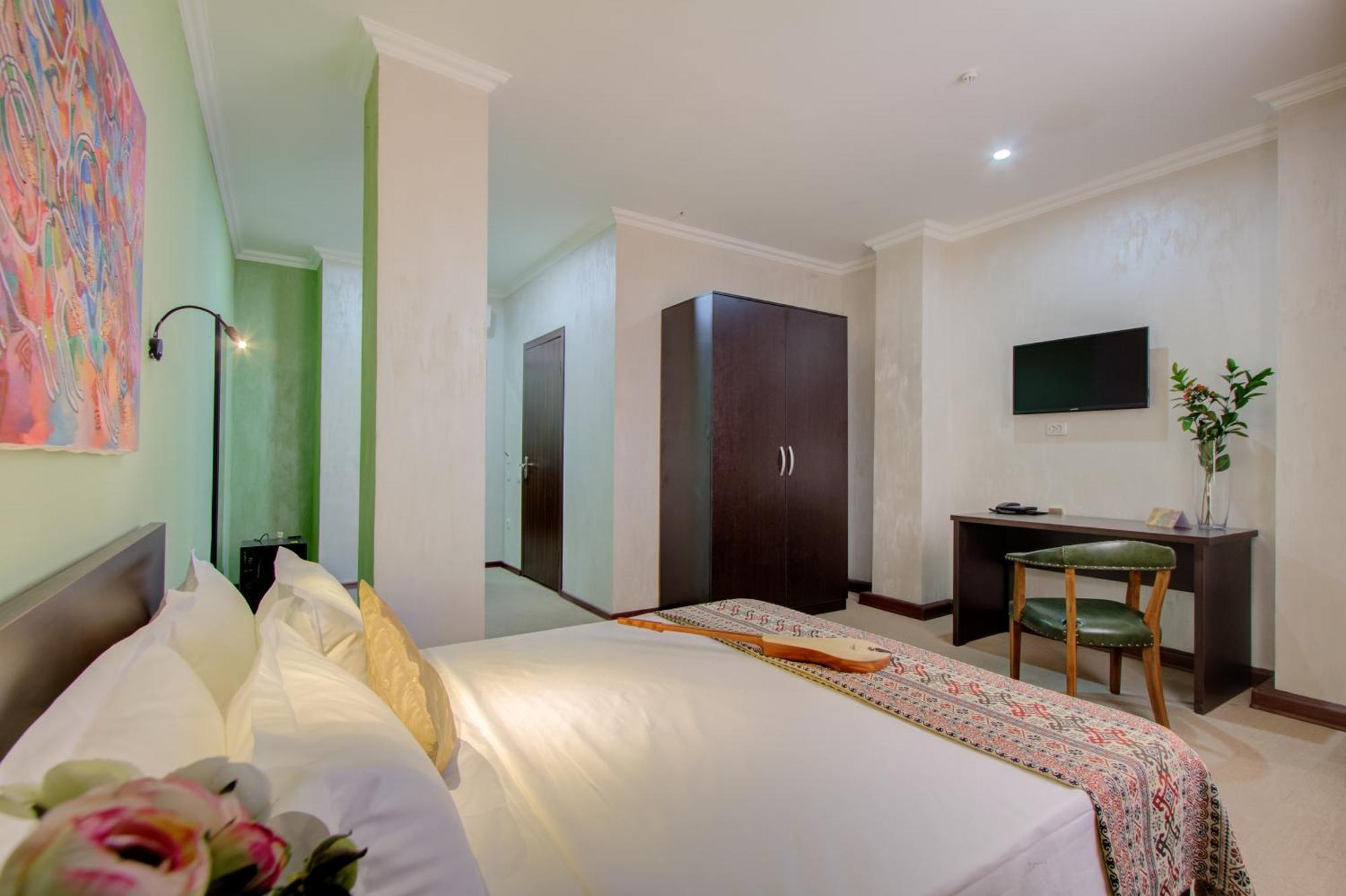 Olive Hotel Bishkek Exteriör bild